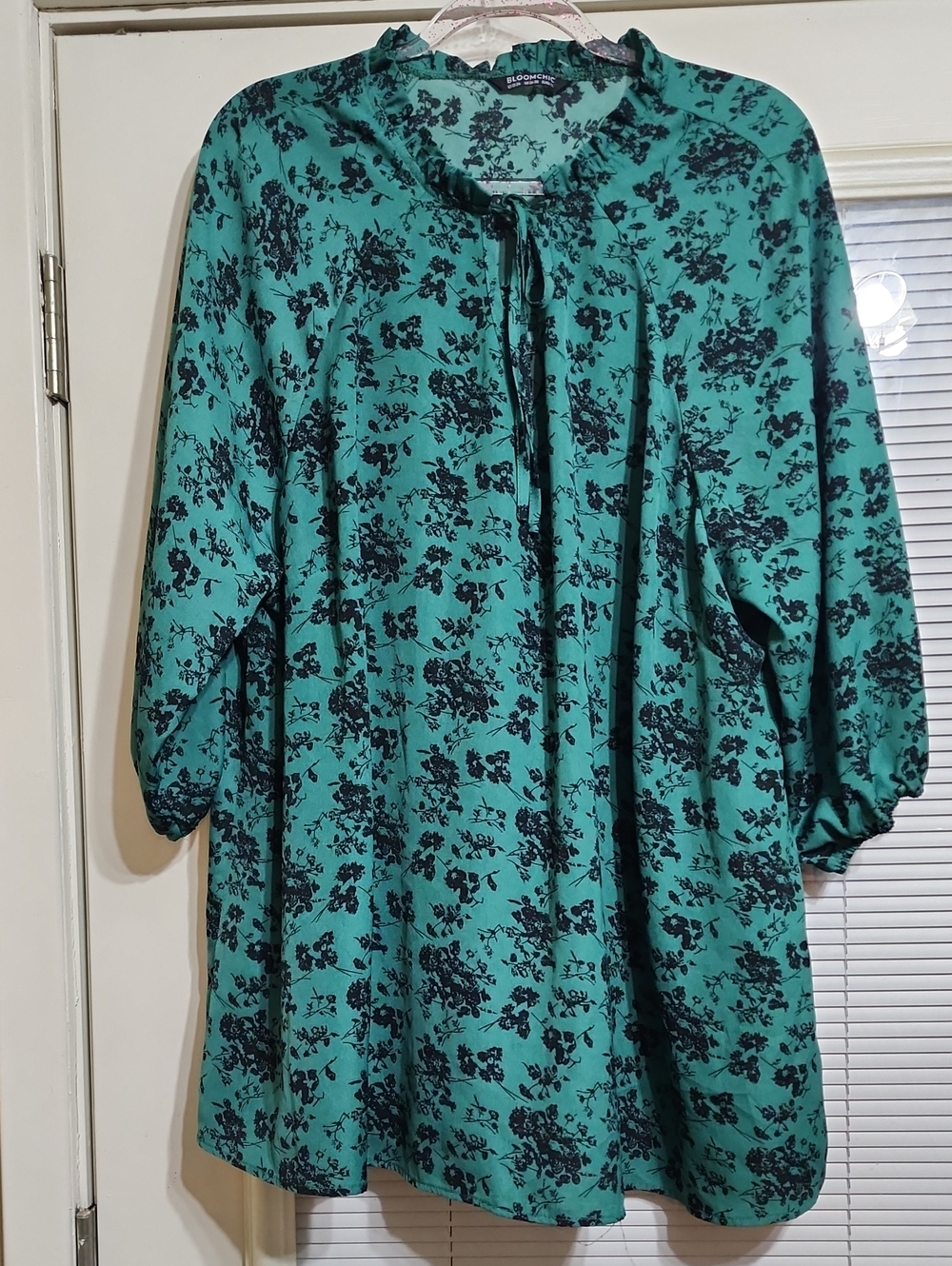 BloomChic Teal and Black Floral Tie-Neck Blouse_ Size 22/24 W